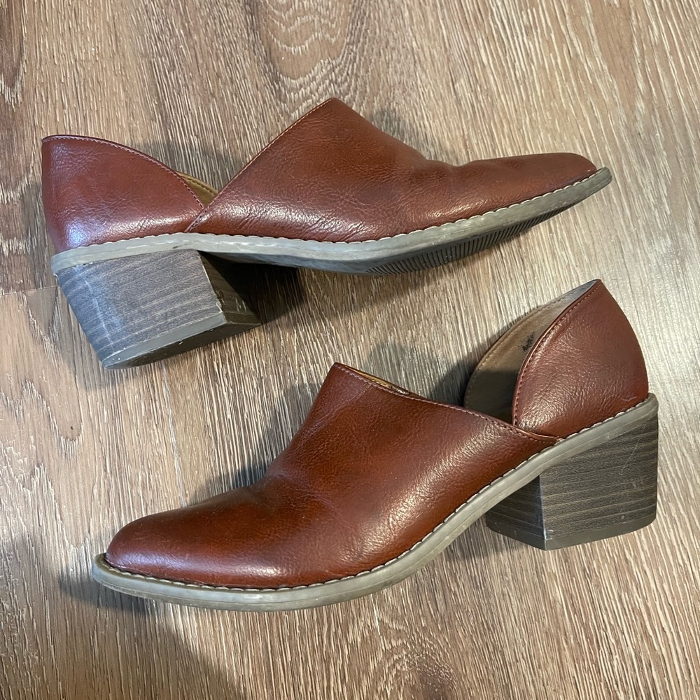 BROWN HEELED BOOTIES/MULES